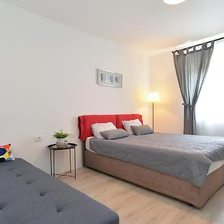 Apartment Ema 1811 *